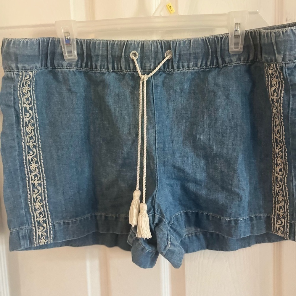 Women’s Loft pull on denim shorts
